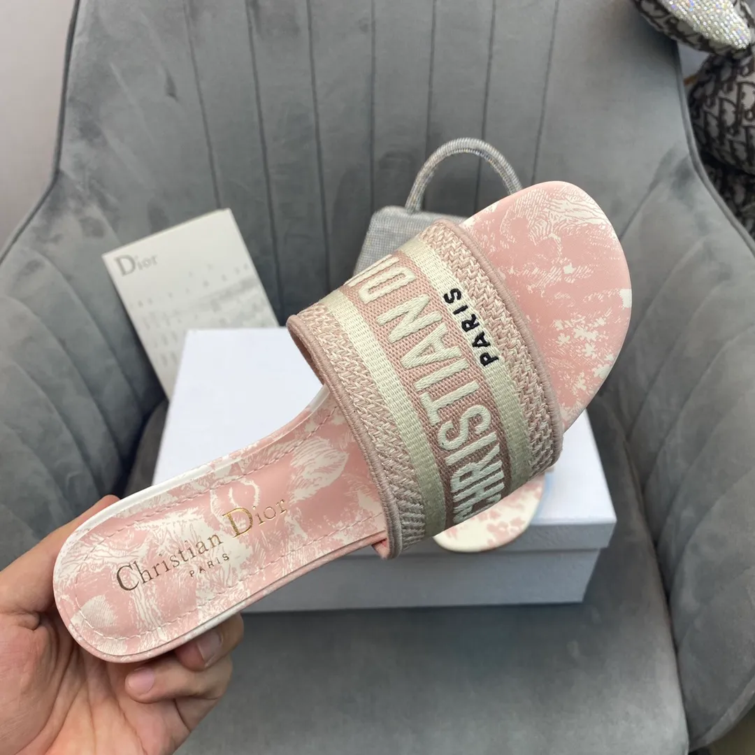 👟👟Ex-factory price 380👟👟 Women's shoes Women's clothing Dior Dior 2021 DWAY early spring new flip-flops women's shoes CD letter logo three-dimensional embroidery flat sandals Round toe thick heel jelly color slingback slippers The top version on the market Material: upper original consistent high-temperature water-soluble cotton electro-embroidery technology fabric + water-dyed sheepskin lining + Italian leather outsole Heel height: flat/4.5CM size: 34-43 (34.40.41.42.43 is custom-made and cannot be returned or exchanged)